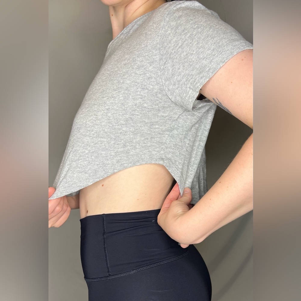 Forever 21 Gray Cropped Tee
